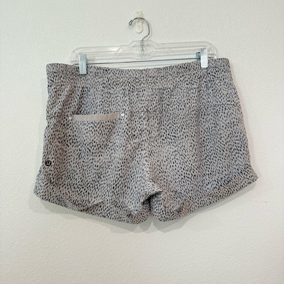 Lululemon Women’s Spring Break Away Shorts Dottie Dash White Black Grey - Picture 5 of 11